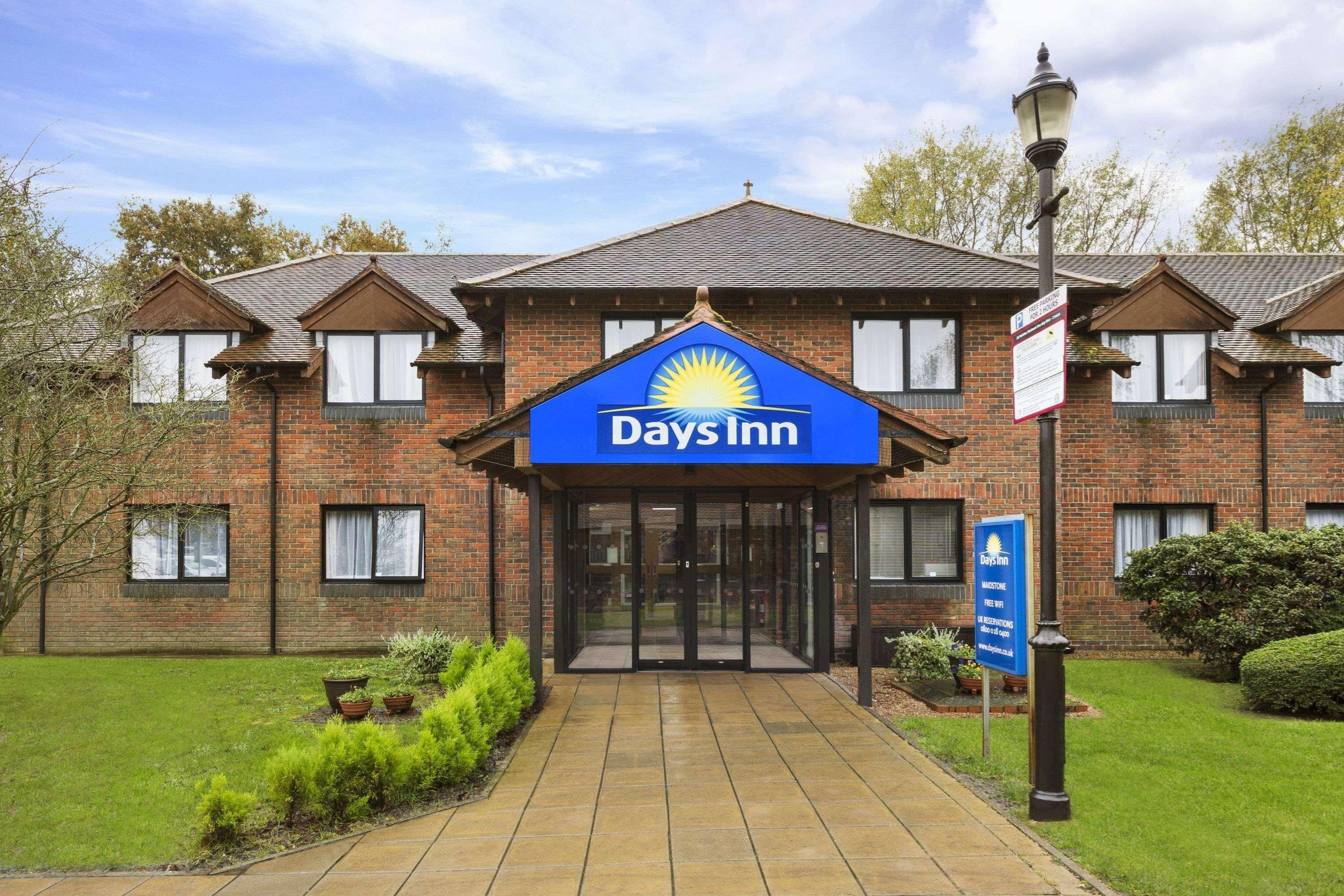 Days Inn Мейдстън Екстериор снимка