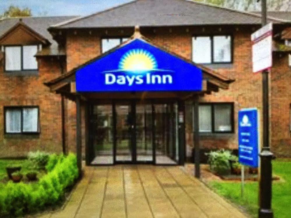 Days Inn Мейдстън Екстериор снимка